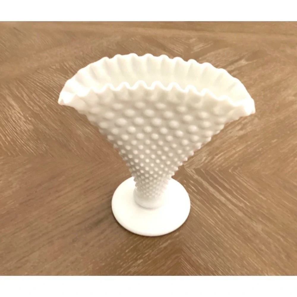 Fenton White Milk Glass Hobnail Fan Flower Vase 8